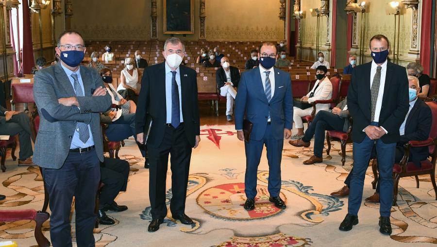 O reitor, pola súa parte, destacou “os moitos méritos alcanzados” na longa traxectoria do galardoado cun premio que distingue a “quen moito ten feito pola lingua”. FOTO: Santi Alvite