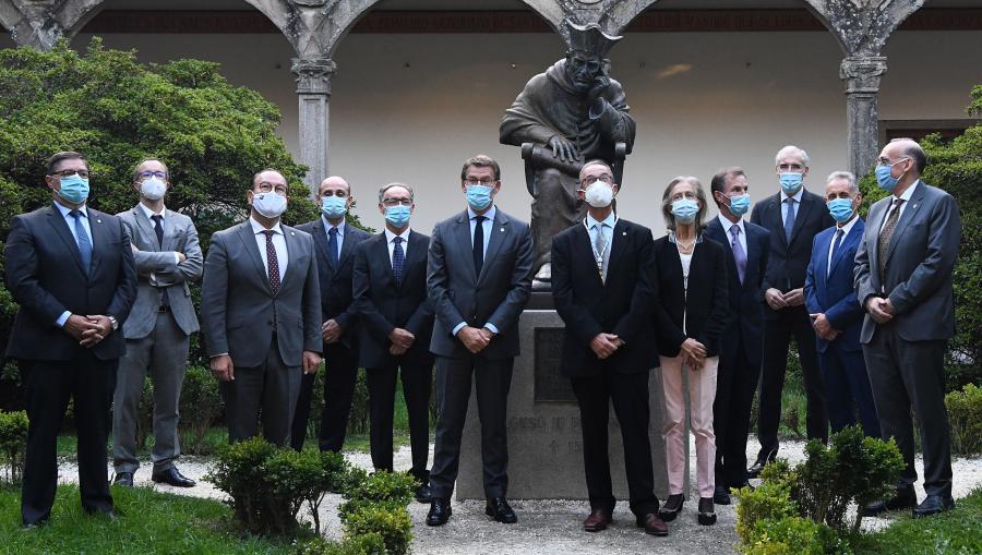 Foto de familia dos premiados coas autoridades. FOTO: Santi Alvite