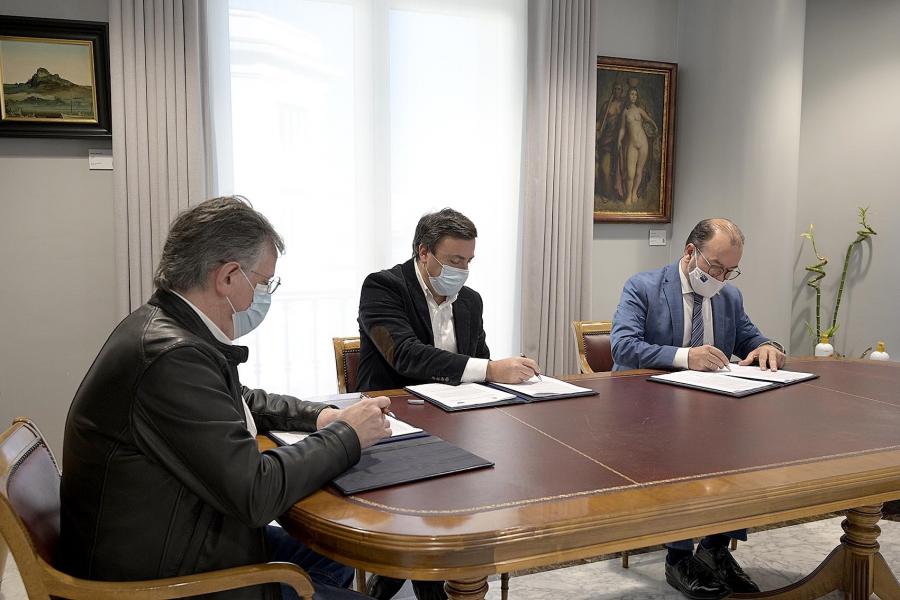 Antonio López (dereita) e Valentín González Formoso (centro) asinan o acordo