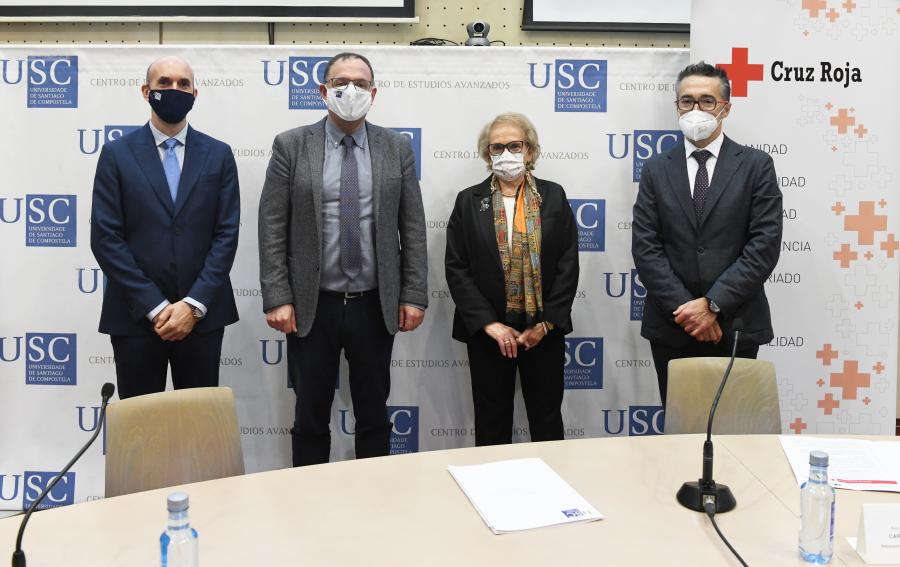 No acto interviñeron o vicerreitor de Planificación, Tecnoloxías e Sustentabilidade, Gumersindo Feijoo Costa; a presidenta de Cruz Roja en Galicia, Carmen Colmeiro; o director da Cátedra, Fidel Martínez Roget, e o co-director da mesma Manuel Gandoy. FOTO: Santi Alvite