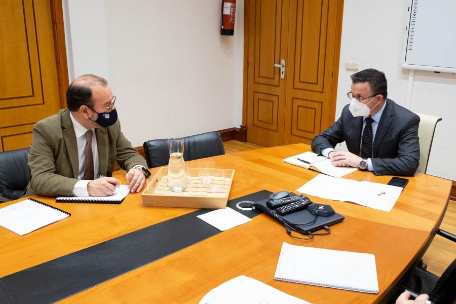 O reitor Antonio López mantivo un encontro co conselleiro do Medio Rural