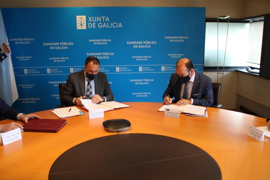 O reitor Antonio López e o conselleiro de Sanidade, Julio García Comesaña, asinaron os dous convenios