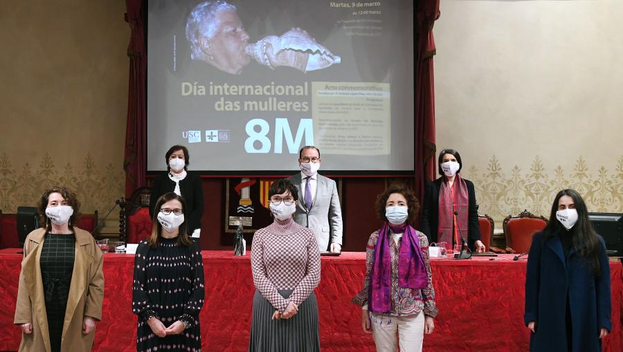 De esquerda a dereita e de arriba a abaixo, Susana López Abella, secretaria xeral da Igualdade; Antonio López, reitor da USC; Mercedes Rosón, concelleira responsable de Igualdade; Dulce García Mella, secretaria xeral da USC, Mar Lorenzo, vicerreitora de Igualdade, Cultura e Servizos; Margarita Ledo, catedrática e coordinadora do grupo de Estudos Audiovisuais; Marilar Aleixandre, profesora ad honorem da USC; e Eva Aguayo, responsable da Oficina de Igualdade de Xénero. FOTO: Santi Alvite
