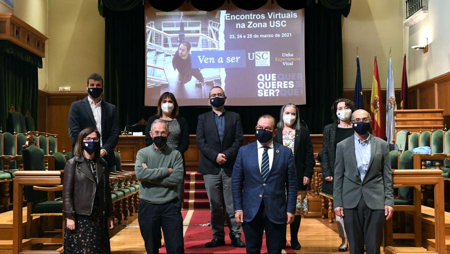 De esquerda a dereita e de arriba a abaixo, Jacobo Limeres, vicerreitor de Calidade; María José López Couso, vicerreitora de Titulacións; Víctor Arce, vicerreitor de Estudantes; Celia Besteiro, vicerreitora de Organización Académica; Dulce García Mella, secretaria xeral; Mar Lorenzo, vicerreitora de Igualdade, Cultura e Servizos; Ángel Carracedo, catedrático da USC; o reitor Antonio López; e Celso Rodríguez, delegado do reitor para asuntos de Ensino Medio. FOTO: Santi Alvite