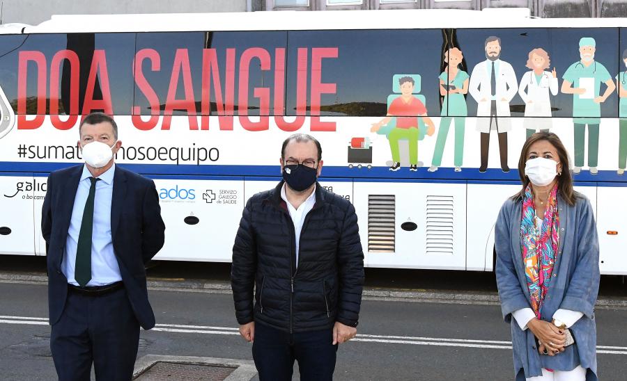 O reitor acompañado de Marisa López García, directora de ADOS, e Carlos Areal Méndez, xefe de área de sangue, compoñentes sanguíneos e hemoderivados de ADOS. Foto: Santi Alvite