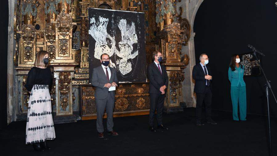 O reitor Antonio López inaugurou a exposición este xoves acompañado de Alberto Núñez Feijóo, presidente da Xunta de Galicia; Jose Antonio Sánchez Bugallo, alcalde de Santiago; e  Felipa Jove, presidenta da Fundación María José Jove, alén de Susana González, comisaria da exposición e directora da Colección de Arte, entre outras autoridades e personalidades do ámbito cultural de Galicia. FOTO: Santi Alvite