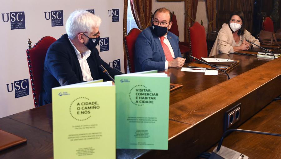 De esquerda a dereita, o profesor Torres, o reitor Antonio López e a profesora del Río. FOTO: Santi Alvite