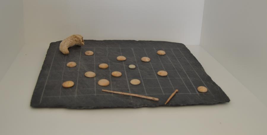 Pezas artesanais de óso achadas no xacemento da Domus do Mitreo