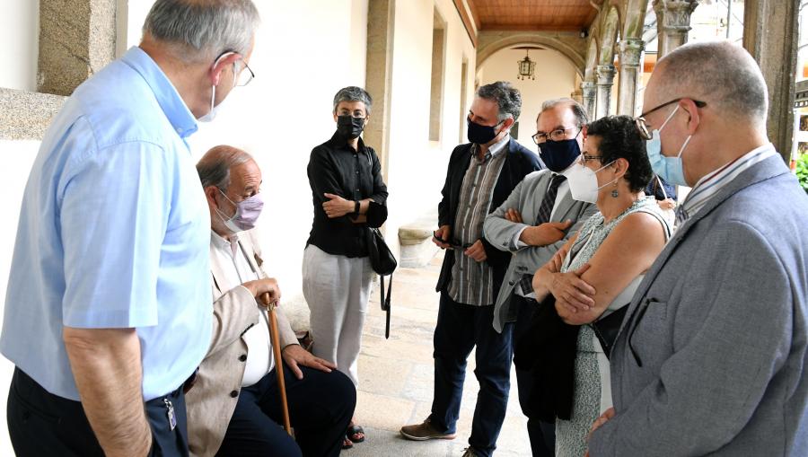 Fernando Devoto da Universidade de Bos Aires (sentado), antes de pronunciar o relatorio inaugural. FOTO: Santi Alvite