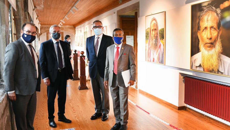 O reitor visitou esta mostra situada co Claustro Alto de Fonseca. FOTO: Santi Alvite