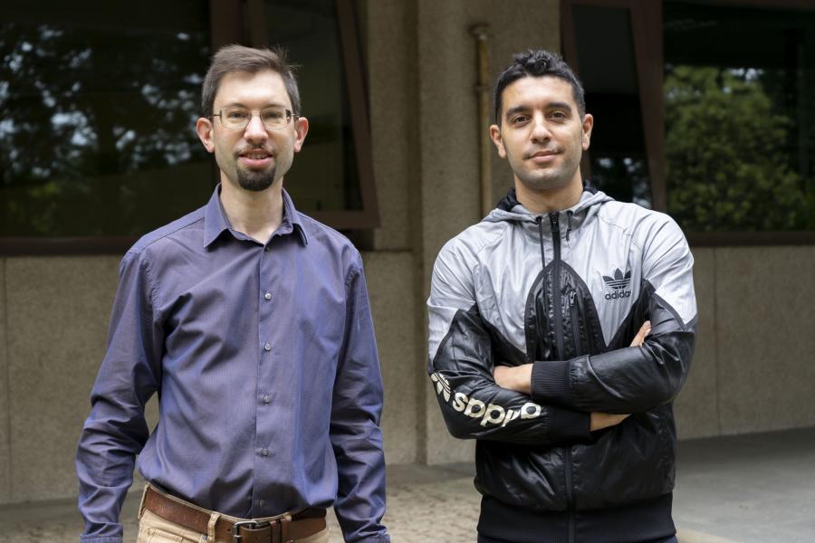Os investigadores do IGFAE, Thomas Dent, coordinador do programa de ondas gravitacionais, e Juan Calderón Bustillo, investigador 'la Caixa Junior Leader' no IGFAE. FOTO: Elena Mora