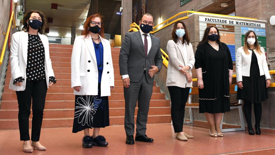 O reitor e a secretaria xeral posan co equipo de goberno de Matemáticas. FOTO: Santi Alvite