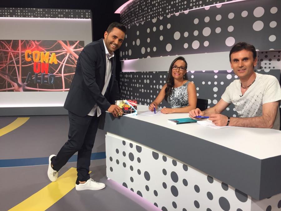 Jorge Mira recibe este galardón xunto ao director e produtor do espazo, Francisco Lodeiro; e os seus compañeiros na presentación, a escritora María Canosa e o xornalista Bernardo Montaña