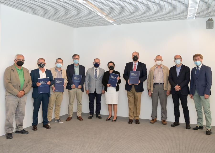 O reitor xunto con integrantes do equipo de investigación e autoridades asistentes ao acto. Foto: Fundación Barrié