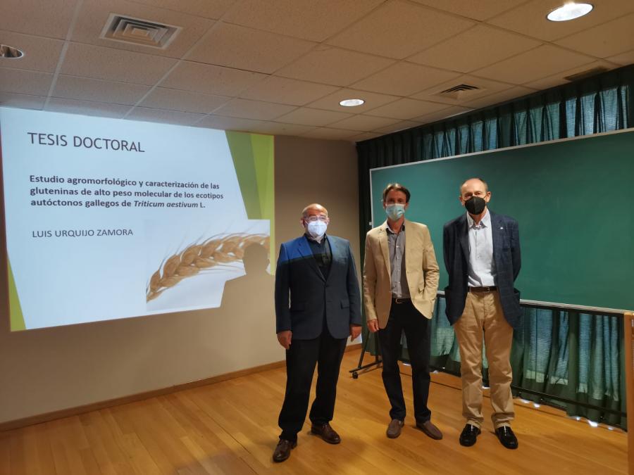 Luis Urquijo, entre os directores da súa tese de doutoramento, Benigno Ruiz e Luis Alberto Oliveira, na EPS de Enxeñaría da USC