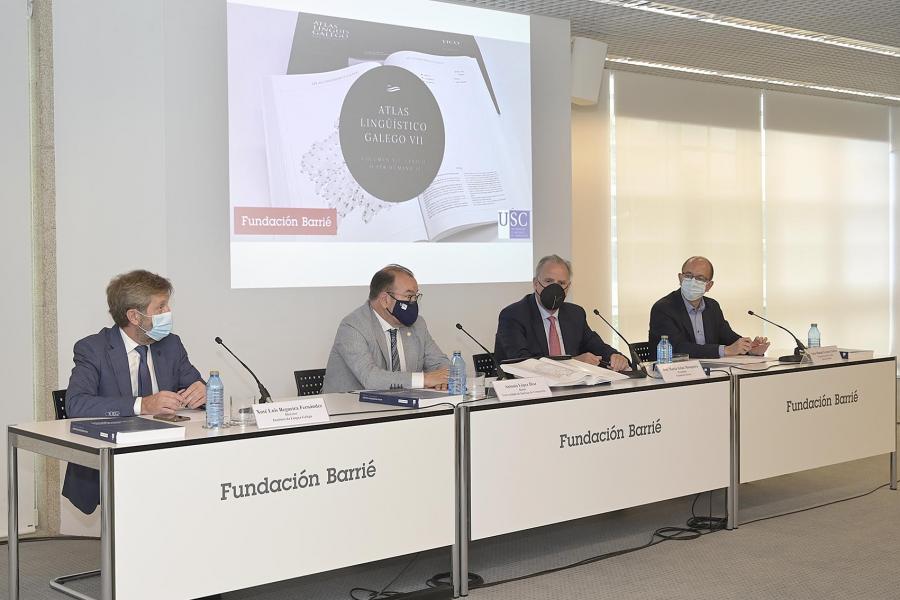 O reitor e o presidente da Fundación xunto con Anxo Lorenzo e Xosé Luis Regueira . Foto: Fundación Barrié