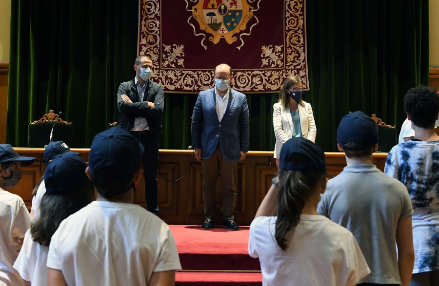 O alumnado inscrito na derradeira das cinco quendas que integraron esta edición visitaron este luns o Colexio de San Xerome para manter un encontro co reitor Antonio López e coa vicerreitora de Igualdade, Cultura e Servizos, Mar Lorenzo Moledo. Os vinte nenos e nenas, distribuídos en dous grupos de dez, estiveron acompañados polo xerente da Fundación USC, Óscar Hermida. FOTO: Santi Alvite