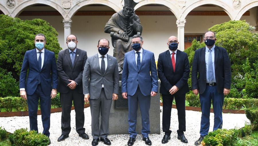 O reitor Antonio López e o vicerreitor de Planificación, Tecnoloxías e Sustentabilidade, Gumersindo Feijoo, acompañaron os representantes de Viaqua nun percorrido institucional 