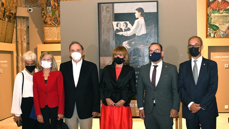 Familiares de Jimena Fernández de la Vega, xunto co reitor e o presidente da RAG, ante o retrato da homenaxeada. Foto: Santi Alvite