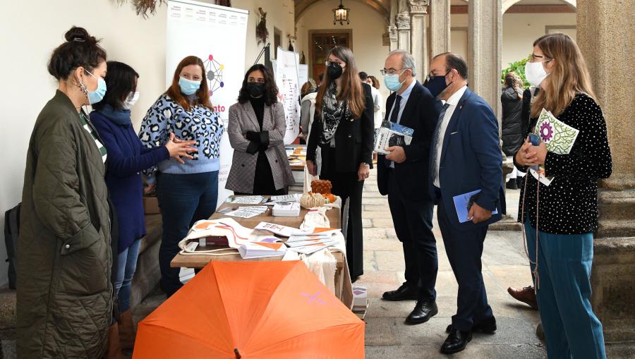Visita do reitor da USC, Antonio López, e o alcalde de Santiago, Xosé Sánchez Bugallo á feira. Foto: Santi Alvite