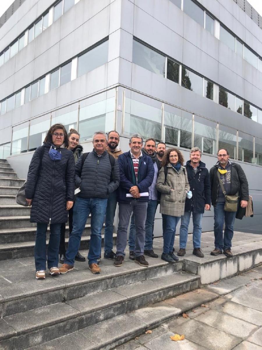 Javier J. Cancela, á dereita, con investigadores do consorcio implicado no proxecto de mellora da xestión hídrica de variedades tintas de vide, no Campus de Lugo