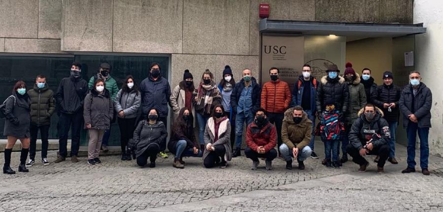 Participantes e organizadores do XXVII Maratón Fotográfico do Campus, diante da Casa do Saber