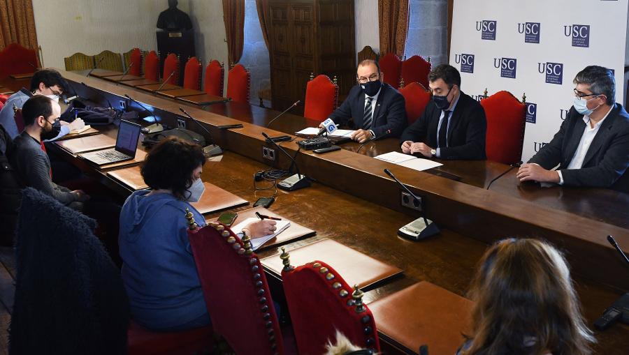 De esquerda a dereita, Antonio López, Román Rodríguez e Vicente Pérez atenden aos medios de comunicación. FOTO: Santi Alvite