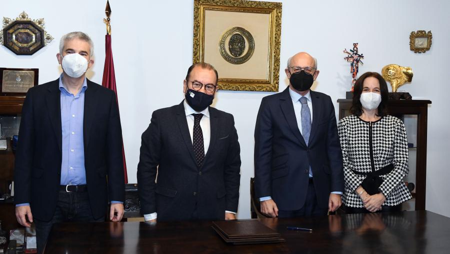De esquerda a dereita, Fernando Antonio Vazquez-Portomeñe Seijas, director do Instituto de Criminoloxía; Antonio López, reitor da USC; Fernando Suanzes Pérez, fiscal superior de Galicia; e Ana Gude, decana de Dereito. FOTO: Santi Alvite 