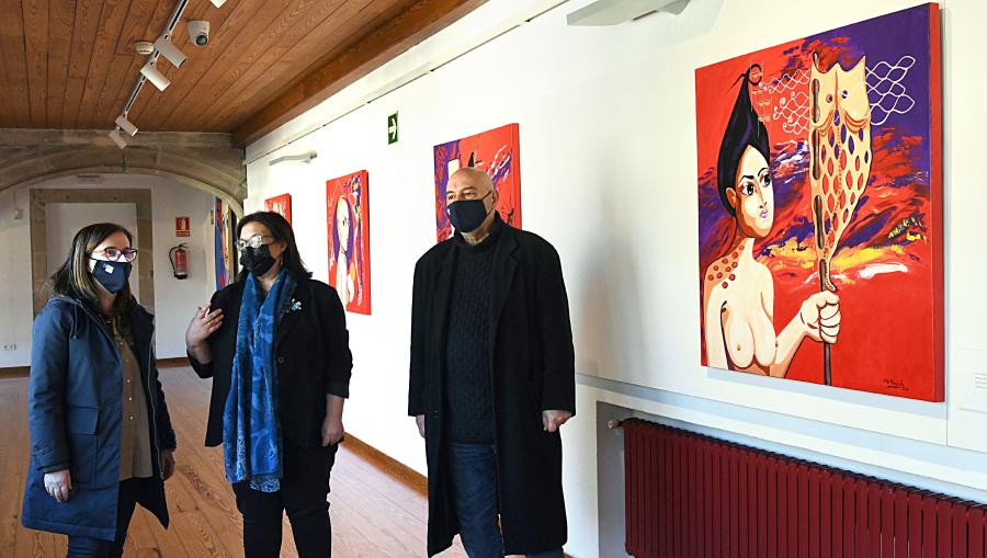 De esquerda a dereita, a vicerreitora de Igualdade, Cultura e Servizos, Mar Lorenzo; a creadora da mostra, Viki Rivadulla; e o responsable da área de Cultura da USC, Pablo Sampedro. FOTO: Santi Alvite