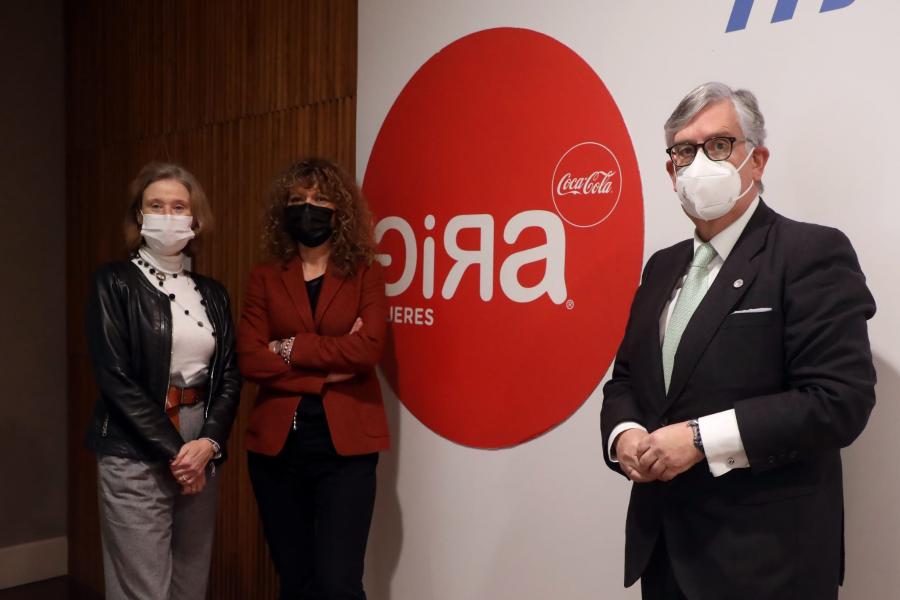 A profesora Isabel Neira (no medio da imaxe) presentou as conclusións do informe