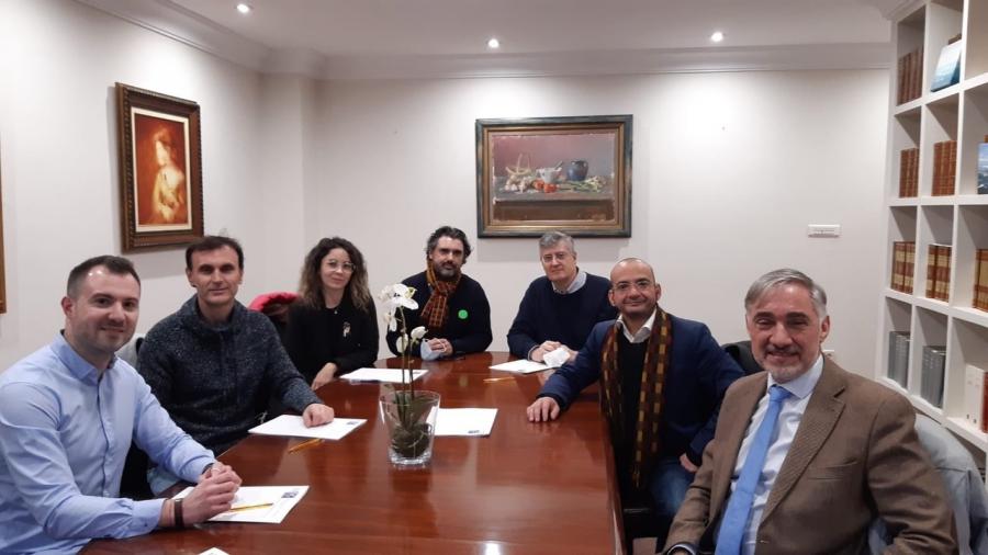 O equipo promotor da empresa xunto a José Luis Villaverde, director da Área de Valorización, Transferencia e Emprendemento da USC, no acto de constitución