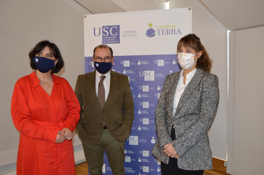 O reitor, Antonio López, entre Montserrat Valcárcel e Carlota López, na Vicerreitoría do Campus de Lugo