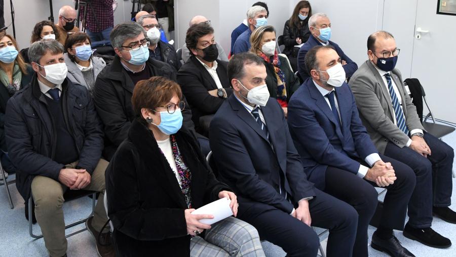 Na visita tamén estiveron presentes o xerente da USC, Javier Ferreira, e o vicerreitor de Investigación e Innovación, Vicente Pérez Muñuzuri. FOTO: Santi Alvite