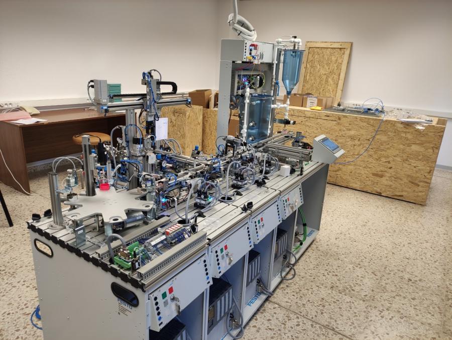 Equipamento do Laboratorio de Automatización da EPS de Enxeñaría