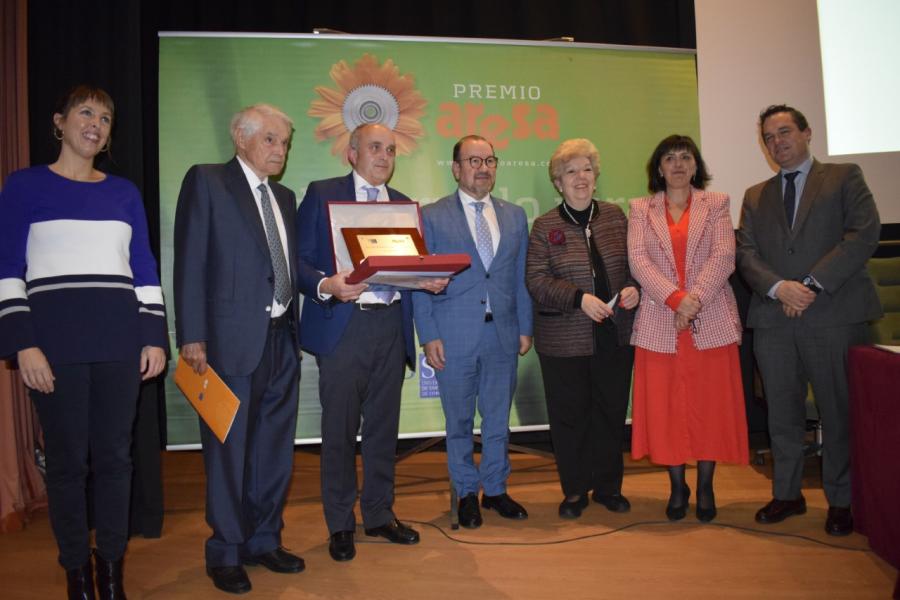 De esquerda a dereita, Carlota López, Álvaro Rodríguez, Luis García, Antonio López, María Cruz Díaz, Montserrat Valcárcel e José Luis Cabarcos, en Veterinaria