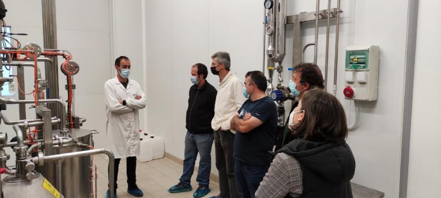 Visita de representantes de dúas cooperativas gandeiras cántabras Á Aula de Produtos Lácteos e Tecnoloxías Alimentarias da USC