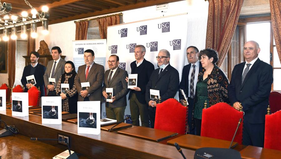 Foto de familia dos participantes no acto. FOTO: Santi Alvite