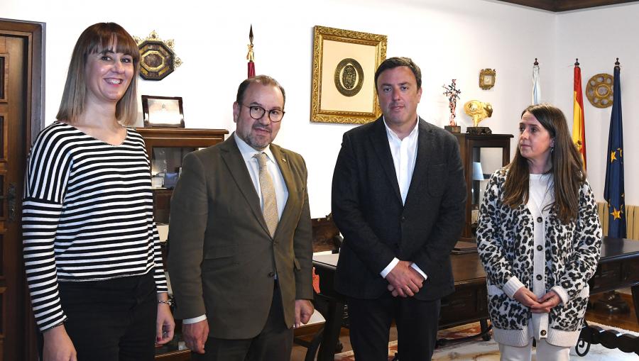 De esquerda a dereita, a concelleira Elena López, o reitor Antonio López, o alcalde Valentín González Formoso e a concelleira Lorena Tenreiro. FOTO: Santi Alvite