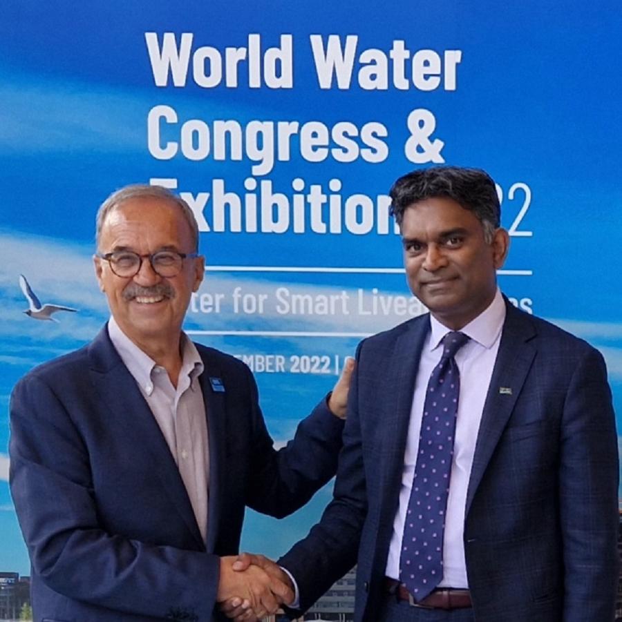 Juan Lema no intre de recibir a distinción 