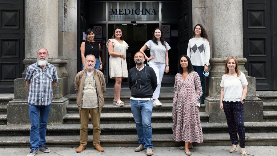 O profesor Alberto Ruano, en primeiro termo e no centro da imaxe, xunto co seu equipo de traballo. FOTO: Santi Alvite