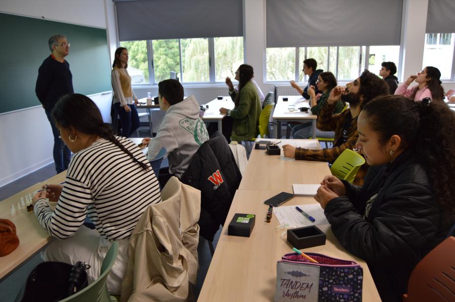 Pablo Sánchez Quinterio e Irene Ortiz Leal, con participantes no obradoiro sensorial