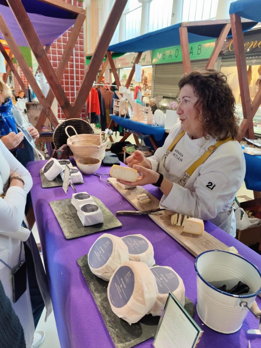 Unha das expositoras presentes na cita organizada pola USC