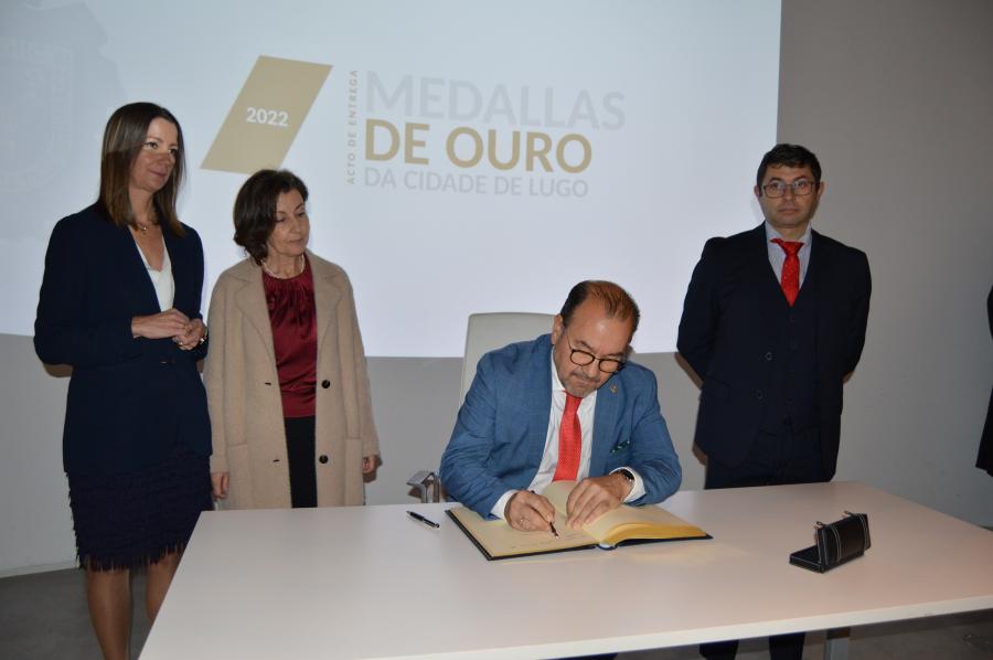 Antonio López asina no Libro de Ouro do Concello de Lugo, en presencia de Lara Méndez, Elvira López e Francisco Fraga