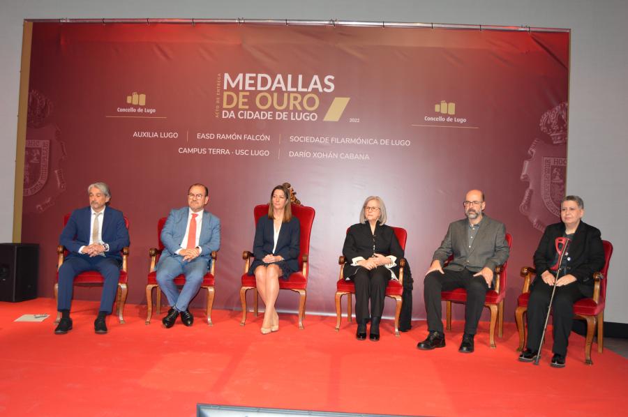 O reitor da USC e demais galardoados coa Medalla de Ouro Cidade de Lugo, xunto coa alcaldesa Lara Méndez, no MIHL