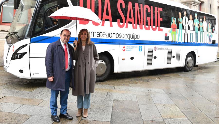 O reitor da USC, Antonio López, e a directora de ADOS, Marisa López García, subliñaron este mércores 30 “o carácter solidario dos estudantes”. FOTO: Santi Alvite