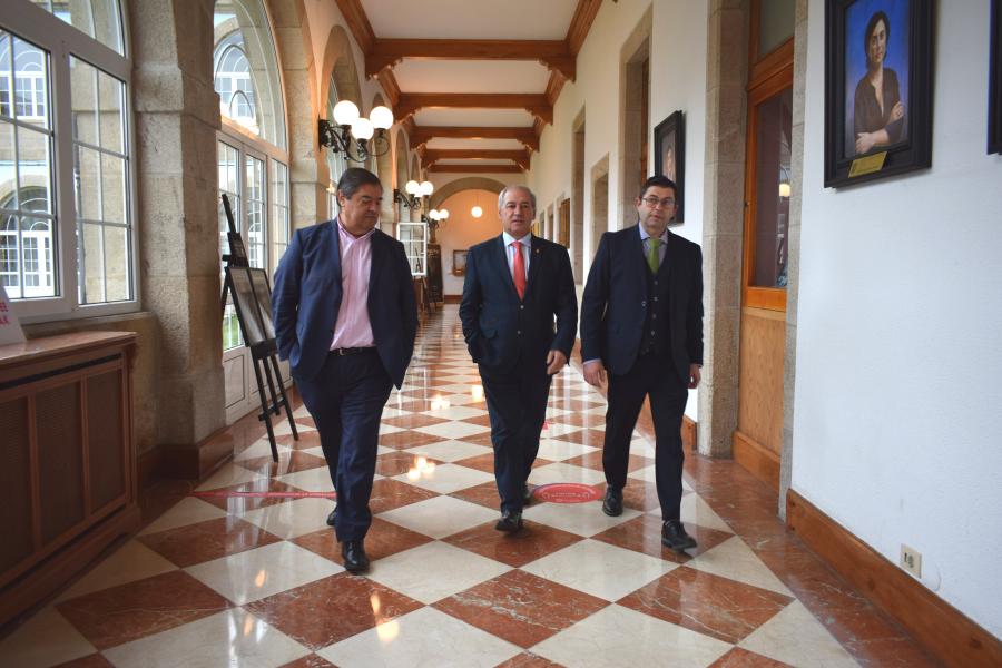 Julio Abalde, José Tomé e Francisco Fraga, antes da apertura do congreso no Pazo de San Marcos