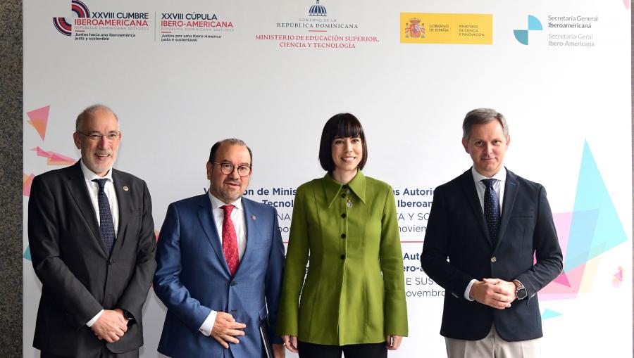 De esquerda a dereita, Gumersindo Guinarte, Antonio López, Diana Morant e José Manuel Miñones Conde. FOTO: Santi Alvite 