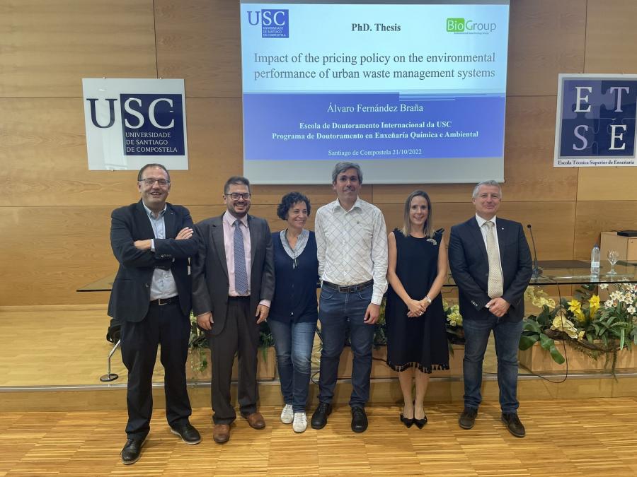 O investigador posa xunto cos directores da tese e o tribunal avaliador