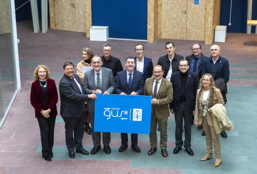 Os tres reitores e o conselleiro posaron cos responsables dos centros singulares. FOTO: Xunta