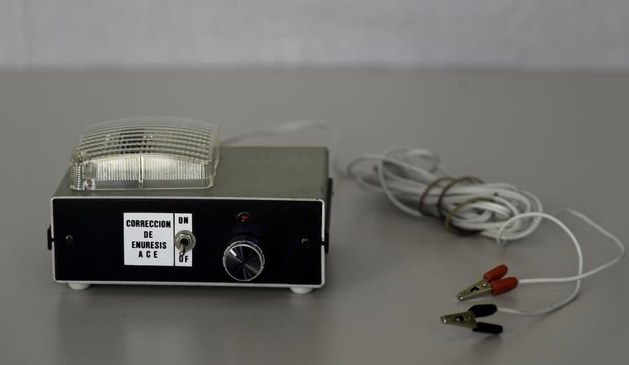 Aparato para tratamento da enurese (pipi-stop)